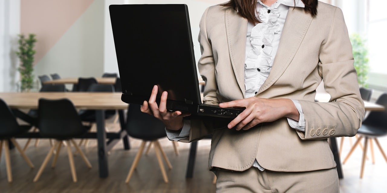 Business woman with laptop. What B2B marketers can learn from luxury brands