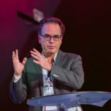 Avi Chai Outmezguine, Becausal